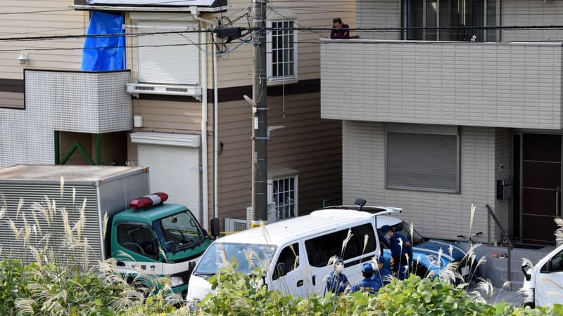 A gauche, l'appartement dans lequel ont été retrouvés les cadavres, dans la banlieue de Tokyo.