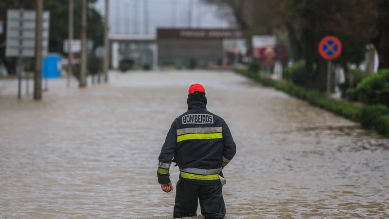 Inondations, glissements de terrain... Les images de la tempête Leonardo qui frappe l'Espagne et le Portugal
