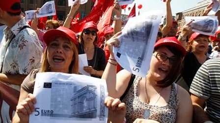Des dizaines de milliers d'Italiens, ici à Rome, ont manifesté vendredi contre le plan d'austérité du gouvernement Berlusconi à l'appel de la CGIL, la principale centrale syndicale du pays, la CGIL. /Photo prise le 25 juin 2010/ REUTERS/Tony Gentile