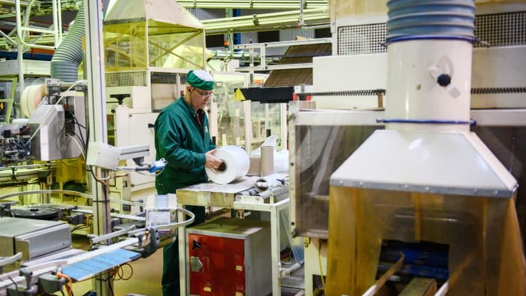 Un ouvrier sur une ligne de production de sachets de thé dans l'usine de la coopérative Scop-Ti, le 4 janvier 2023.