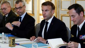 Le président Emmanuel Macron (2e d) lors d'un Conseil de défense sur la situation en Nouvelle-Calédonie, le 20 mai 2024 à l'Elysée, à Paris