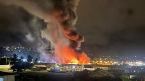 Grève générale en Martinique: multiplication des barrages routiers et incendies de plusieurs magasins
