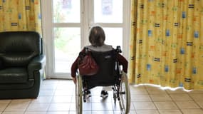 Une résidente de maison de retraite regarde par la fenêtre depuis son fauteuil roulant, dans un EHPAD de Saint-Sulpice-La-Pointe, dans le sud-ouest de la France, le 4 janvier 2023. Photo d'illustration
