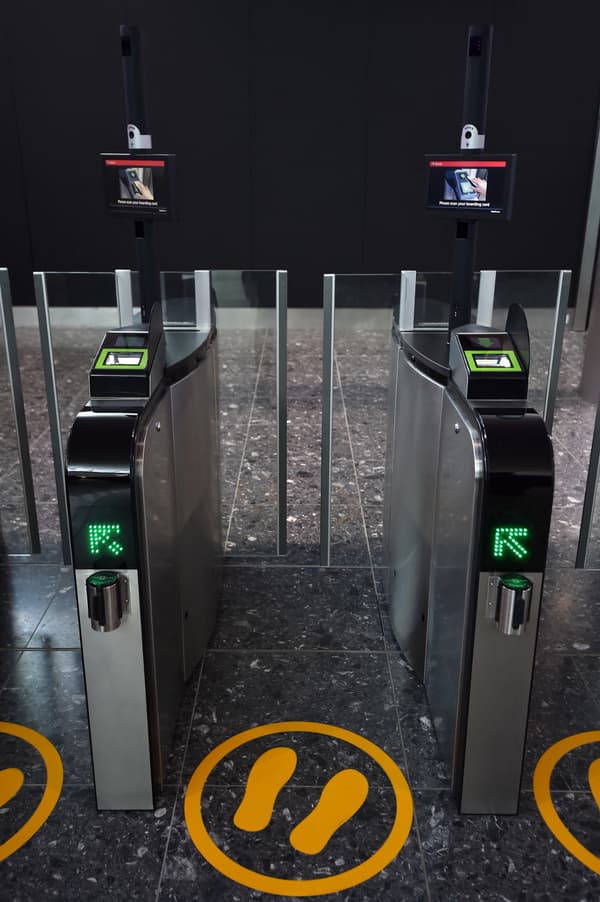 Les portiques automatisés pour passeports biométriques, à l'aéroport d'Heathrow, à Londres, en 2014