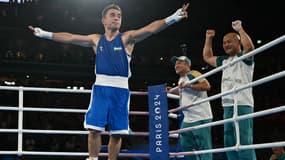 Hasanboy Dusmatov et son équipe après son sacre olympique le 8/08/2024.