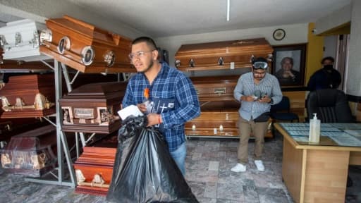 Mauricio Navarrete (g) et son frère Ignacio travaillent à Los Olivos Funerales, le 1er juin 2020 à Mexico