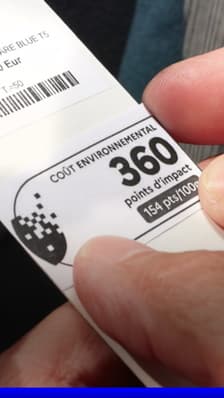 Qu'est-ce que l'éco-score, le nouvel indicateur affiché sur les étiquettes de vêtements ? 