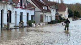 La rue des Bergeronnettes à Saint-Léonard (Pas-de-Calais) inondée après une crue de la Liane.