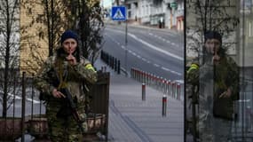 Un soldat ukrainien patrouille sur la place Maïdan  à Kiev, le 27 février 2022
