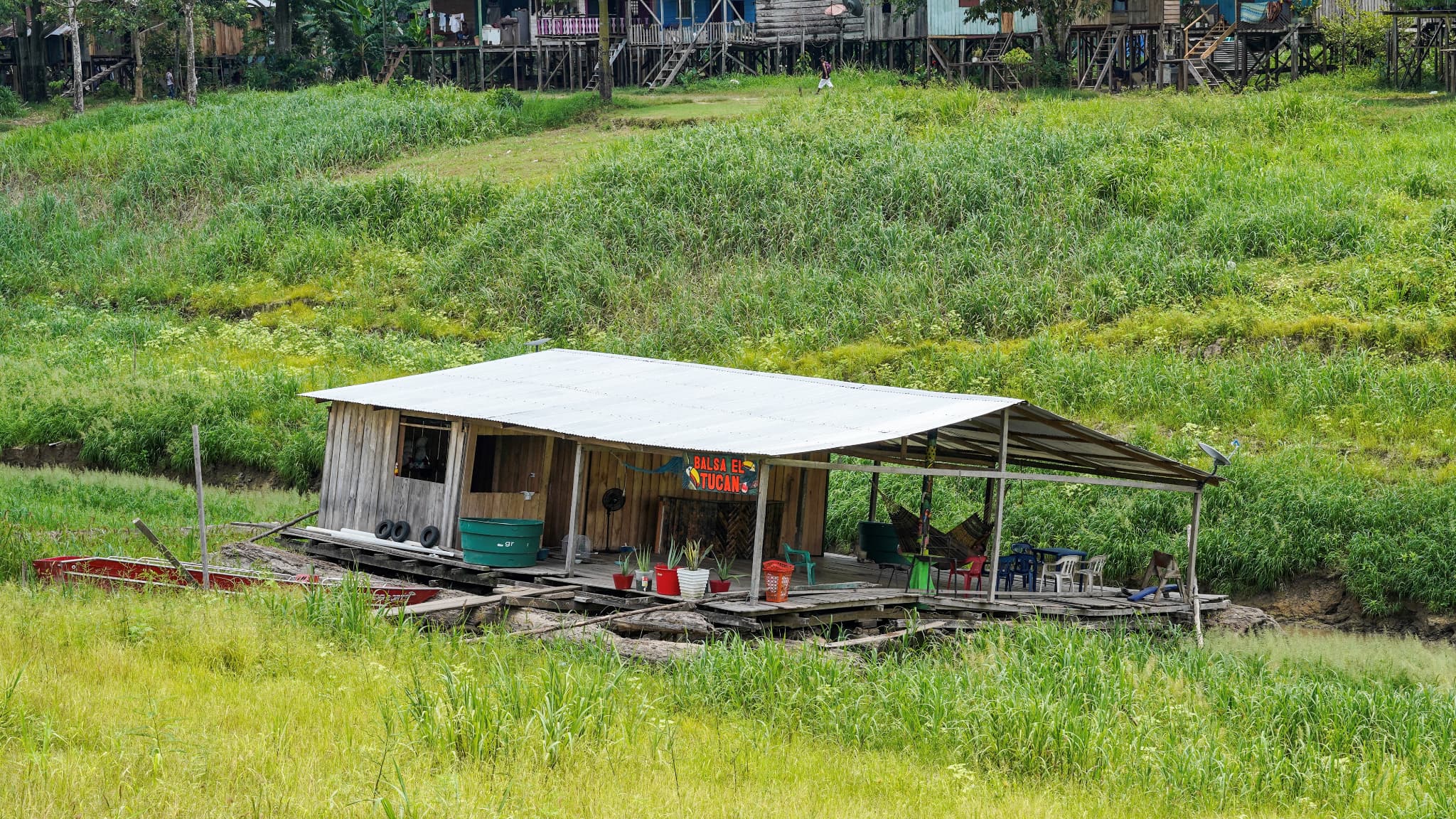 Un radeau flottant pris au piège par le faible niveau de l'Amazone, à Leticia, en Colombie, ce 15 septembre 2024. Un radeau flottant pris au piège par le faible niveau de l'Amazone, à Leticia, en Colombie, ce 15 septembre 2024.
