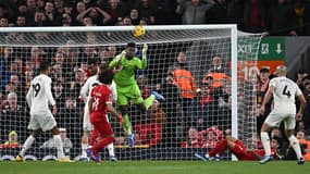 Intervention d'Onana sur un cafouillage entre Liverpool et Manchester United, 17 décembre 2023