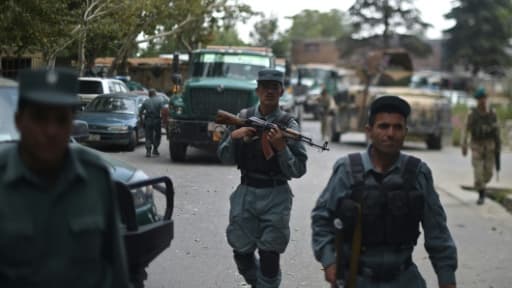 Des policiers afghans sur les lieux d'un attentat-suicide dans le district de Paghaman, à 21 km à l'ouest de Kaboul, le 16 septembre 2015