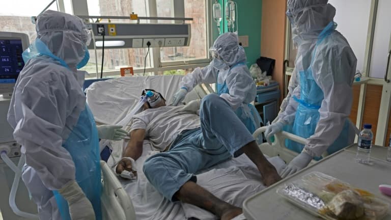 Le personnel soignant s'occupe d'un malade du Covid-19 dans un hôpital du Covid-19 dans une unité de soins intensifs à l'hopital Sharda, à Greater Noida, le 15 juillet 2020