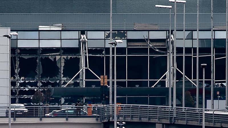 La verrière de l'aéroport de Bruxelles a été détruite par l'explosion qui s'est produite dans le hall ce 22 mars.