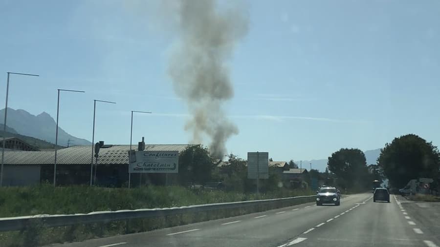 Un incendie est en cours dans une ferme de la Bâtie-Neuve ce vendredi, dont la fumée est visible depuis la RN94. Un incendie est en cours dans une ferme de la Bâtie-Neuve ce vendredi, dont la fumée est visible depuis la RN94.