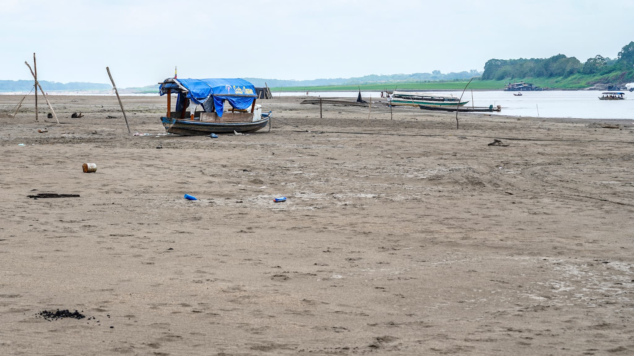 Un bateau bloqué par le faible niveau du fleuve Amazone, près de la ville de Leticia en Colombie le 15 septembre 2024. Un bateau bloqué par le faible niveau du fleuve Amazone, près de la ville de Leticia en Colombie le 15 septembre 2024.