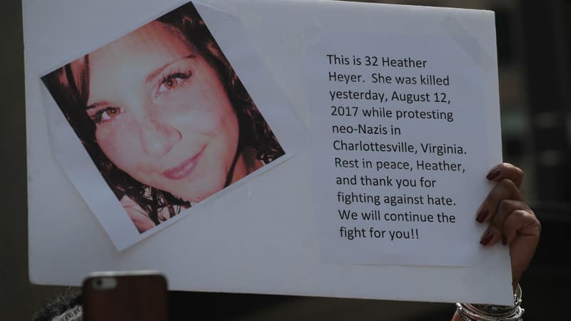 Une manifestante brandit une pancarte à l'image de Heather Heyer le 13 août à Chicago (Illinois)
