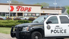 Une voiture de police devant le magasin de Buffalo (États-Unis) où a eu lieu la fusillade, le 14 mai 2022.