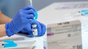 Une infirmière prépare une dose de vaccin AstraZeneca, le 17 février 2021 à Malmö, en Suède