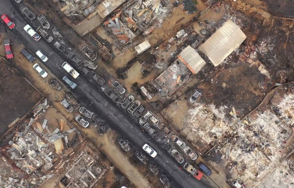 Vue aérienne de maisons et de véhicules incendiés après un incendie de forêt à Quilpue, Viña del Mar, Chili, prise le 4 février 2024