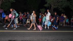 Des milliers de migrants honduriens ont repris leur périple à pied lundi à travers le Mexique dans l'espoir d'atteindre Etats-Unis.