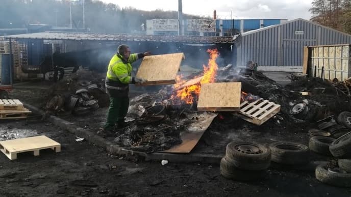 Un salarié de l'entreprise Arjowiggins alimente un feu devant l'établissement