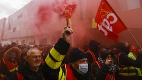 Electriciens et gaziers de la CGT privent le Stade de France de courant à Saint-Denis le 9 mars 2023 pour protester contre la réforme des retraites