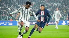 Juan Cuadrado avec Kylian Mbappé lors de Juventus-PSG, à Turin le 2 novembre 2022