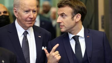Le président américain Joe Biden (g) et son homologue français Emmanuel Macron lors d'un sommet de l'Otan, le 24 mars 2022 à Bruxelles