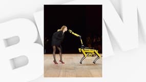 La mannequin Rianne Van Rompaey avec un robot Boston Dynamics lors du défilé automne-hiver 2023-2024 de la Fashion Week