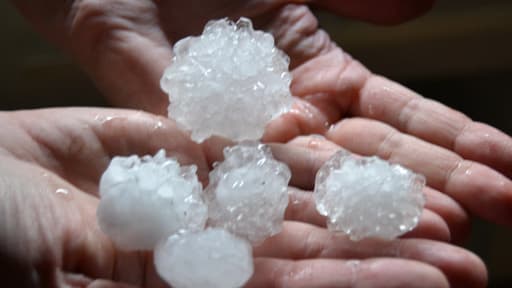 De très gros grêlons sont tombés dimanche 8 juin 2014 à Fontenay-en-Parisis, dans le Val-d'Oise.