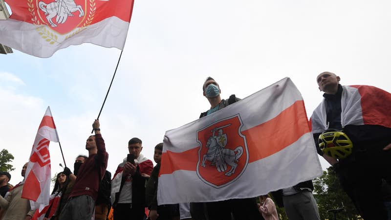 Le drapeau du Bélarus porté par des manifestants. 