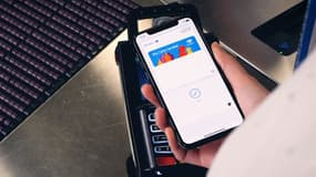 Un client de Carrefour payant avec Apple Pay