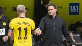 Marco Reus salue Edin Terzic lors de Dortmund-Wolfsburg (1-0, Bundesliga), le 23 septembre 2023