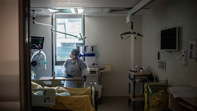 Un médecin discute avec un patient infecté par le Covid-19, dans l’unité de soins intensifs de l’hôpital Saint-Louis, à Paris, le 28 mai 2020.