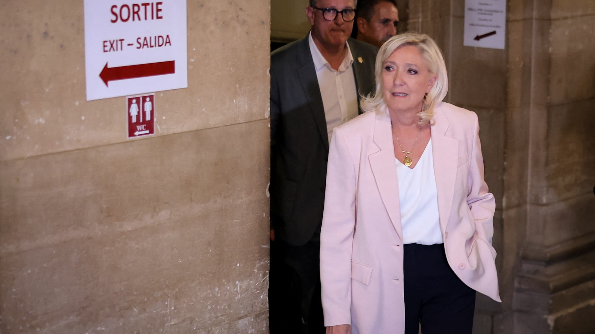 Eligible à se présenter en 2027, mais sous bracelet électronique, que va (ou peut) faire Marine Le Pen?