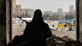 Un homme armé dans un bâtiment de Kharkiv détruit par les bombardements, le 1er mars 2022