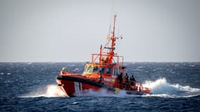 Un navire espagnol du Salvamento Marítimo (agence de recherche et de sauvetage en mer) transportant 121 migrants secourus en mer, au large de La Restinga, sur l'île canarienne d'El Hierro (Espagne), le 3 décembre 2024. (ILLUSTRATION)