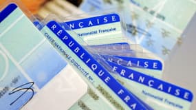 Une cinquantaine d'associations et syndicats a lancé une pétition contre un projet de réforme constitutionnelle qui prévoit notamment d'élargir les critères de la déchéance de la nationalité française.