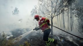 (Photo d'illustration) Un pompier en intervention lors d'un incendie au Portugal, en 2017.