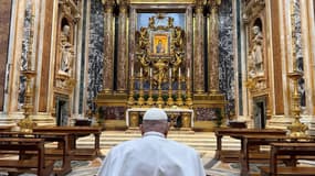 Cette photo prise et diffusée le 12 avril 2025 par le service de presse de Vatican Media montre le pape François en train de prier dans la basilique Sainte-Marie-Majeure à Rome.