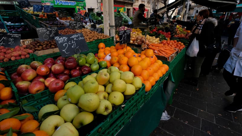 Des clients achètent des fruits et légumes au marché de Noailles à Marseille, le 13 décembre 2017. 
