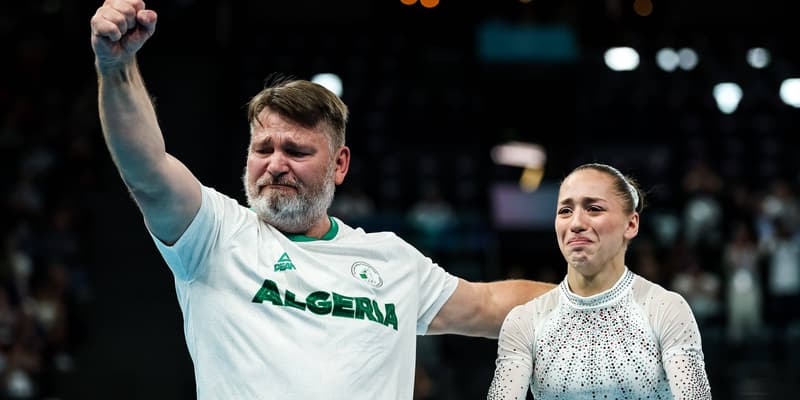 Kaylia Nemour avec Marc Chirilcenco après sa médaille d'or olympique aux barres asymétriques, le 4 août 2024.