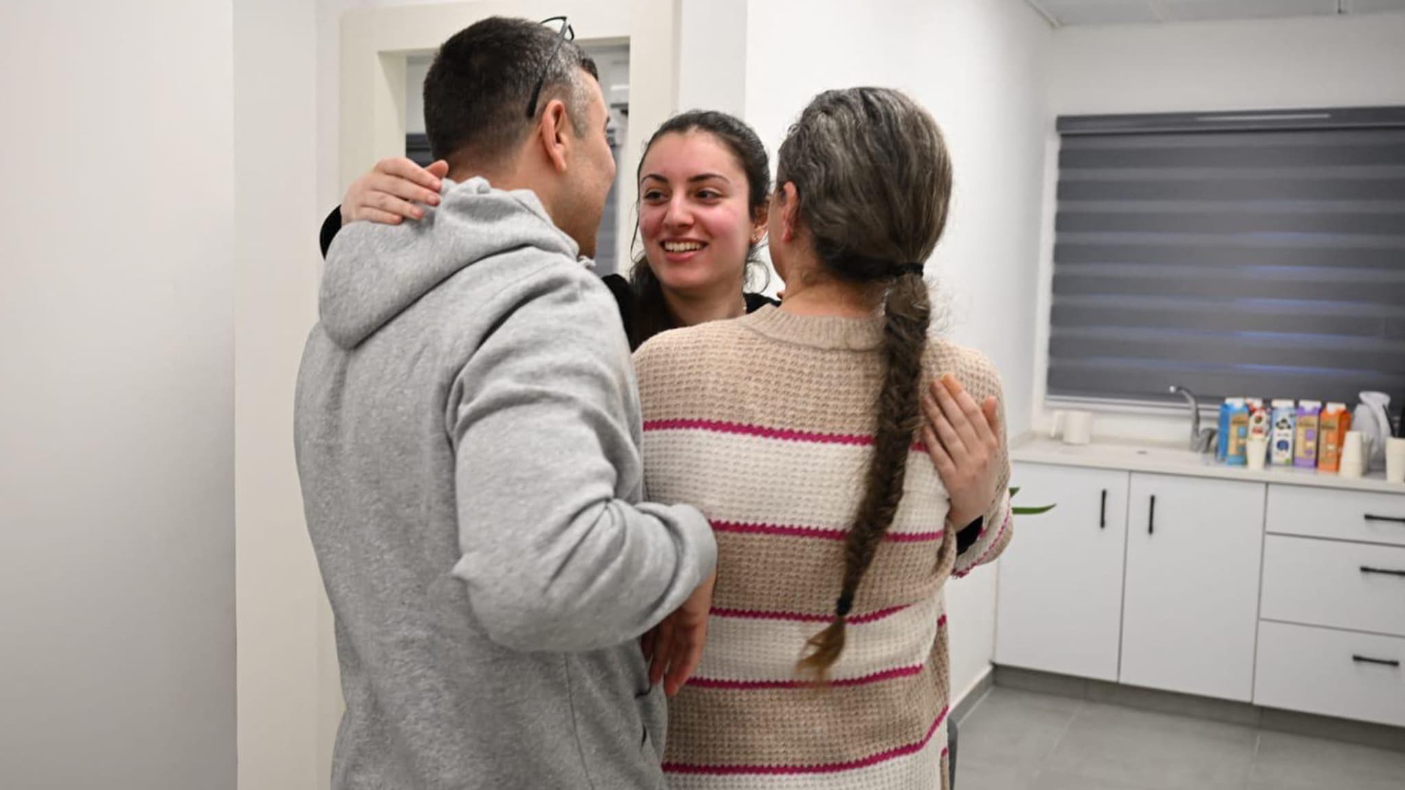 Karina Ariev retrouvant sa famille à Reim, au sud d'Israël, ce samedi 25 janvier.