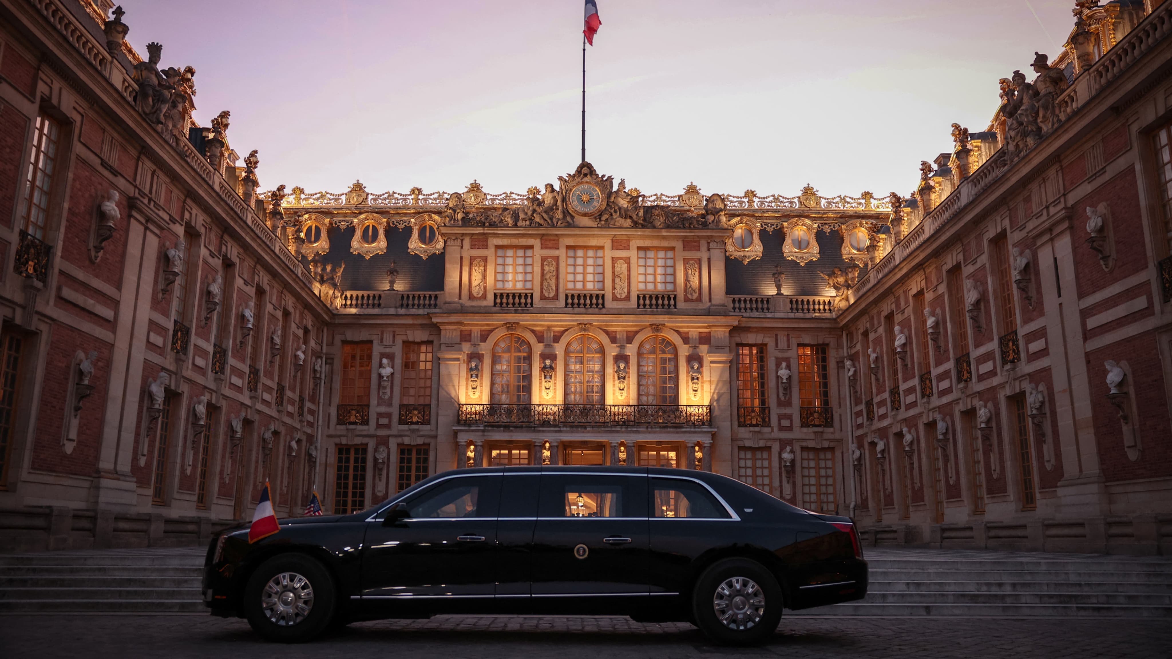 Donald Trump à Versailles: les images de la visite du président américain durant laquelle il a signé…