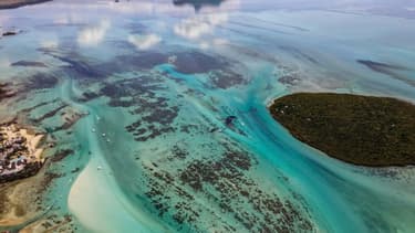 Vue du ciel de la marée noire sur les cotes de l'ile Maurice, menacées par la nappe de carburant qui s'écoule du vraquier Wakashio, le 8 août 2020
