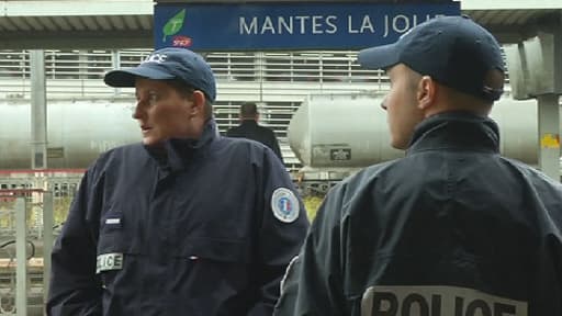 Des policiers pour sécuriser la gare de Mantes-la-Jolie.