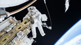 Photo de la NASA montrant l'astronaute et ingénieur Tim Kopra, en train de travailler sur la station spatiale internationale, diffusée le 22 décembre 2015.
