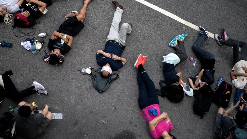 Des manifestants bloquent une route à proximité des bureaux du gouvernement, le 3 octobre, à Hong Kong. 