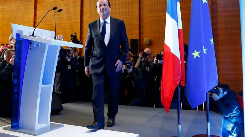 Lors d'une conférence de presse à Paris, François Hollande a déclaré que l'ampleur du "coup de pouce" qui sera donné au salaire minimum s'il remporte l'élection présidentielle dépendra de la santé de l'économie à ce moment. /Photo prise le 25 avril 2012/R